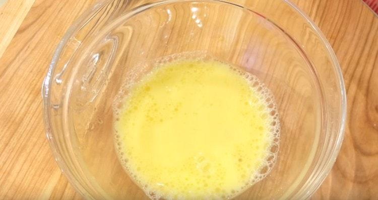 Add water, vegetable oil, mix the mass.