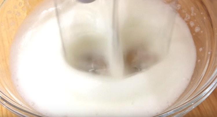 Separately, whip the proteins with the addition of salt in a lush foam.