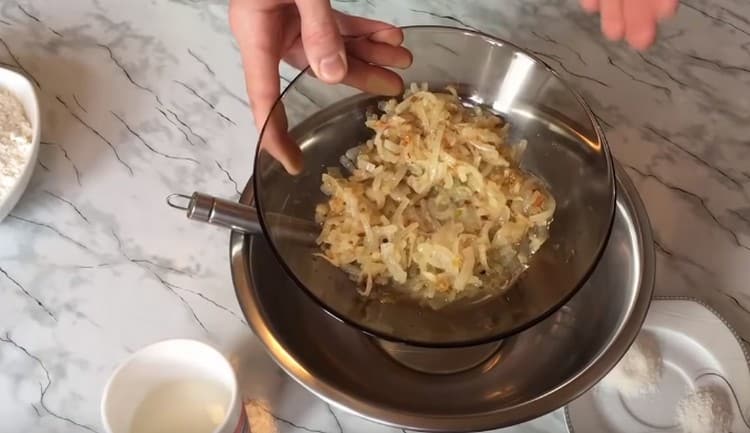 fry the onion for the filling in a pan until golden brown.