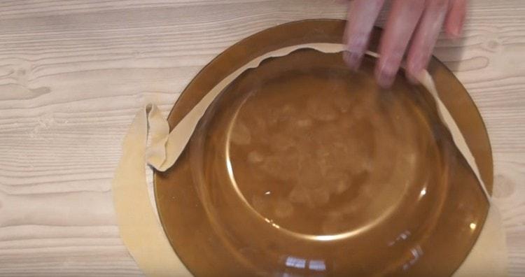 We give the cake a beautiful shape with the help of a plate.