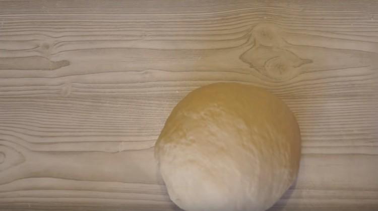 Knead the dough until it becomes homogeneous and smooth.