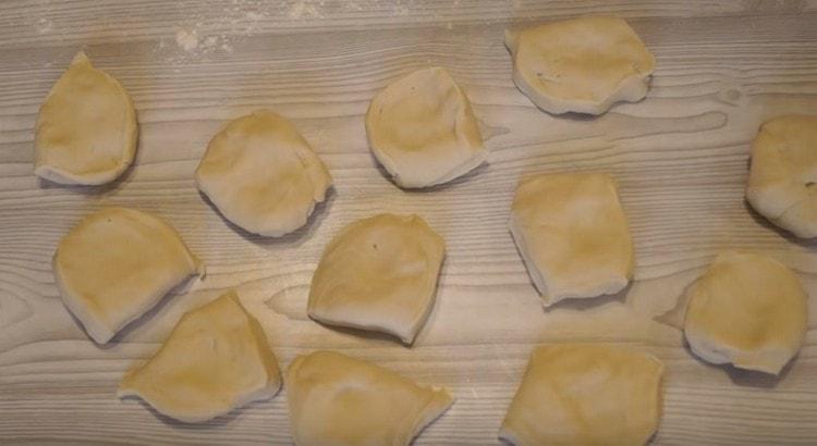 Divide the dough into 12 parts.