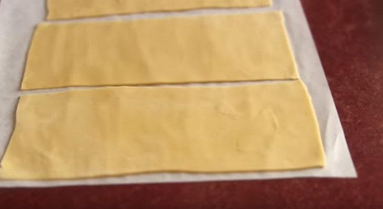 The lasagna dough should dry.