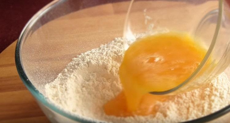 Pour the eggs into the flour.