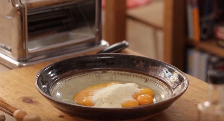 Add semolina to the yolks.