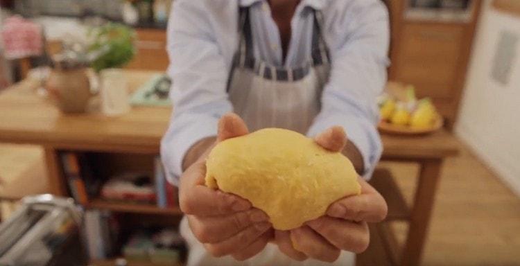 After prolonged kneading, the pastry dough acquires the correct texture.