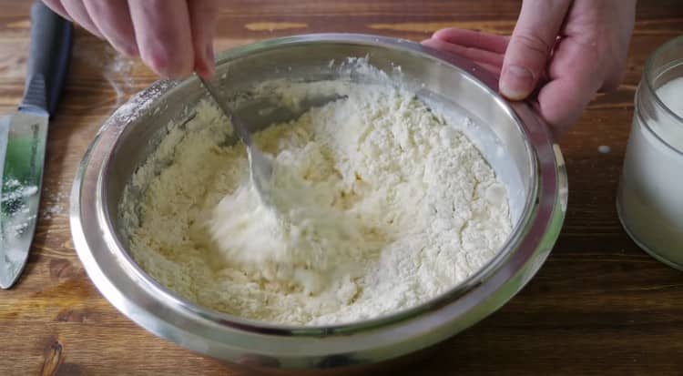 Add a pinch of salt and mix the ingredients with a spoon.