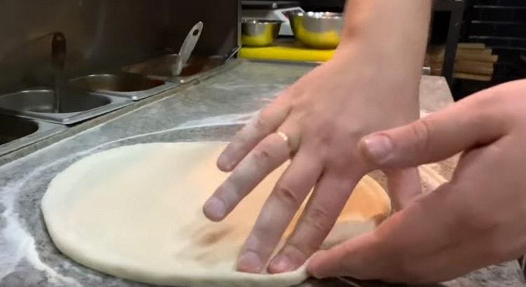 We form a round blank for pizza.