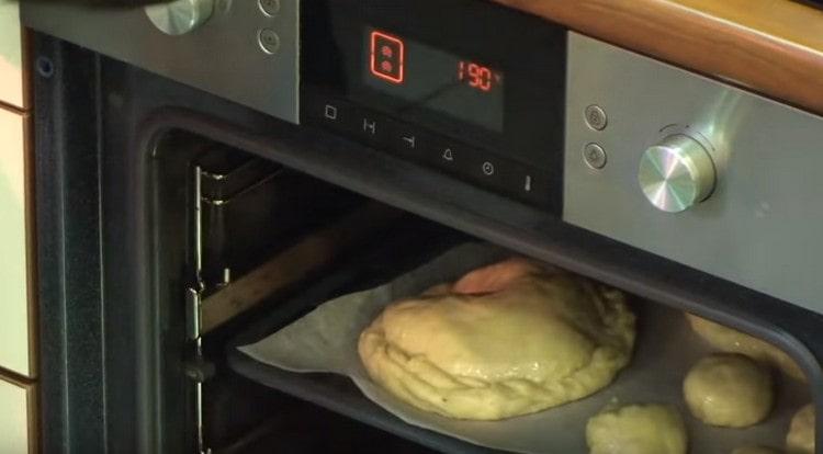 We send the baking sheet with the products into the oven.