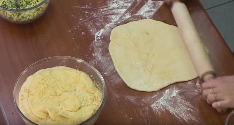 When the dough is in the refrigerator, it can be rolled out.