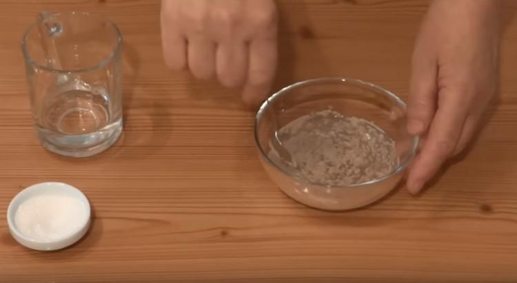 Stir the yeast mass and leave it to activate the yeast.