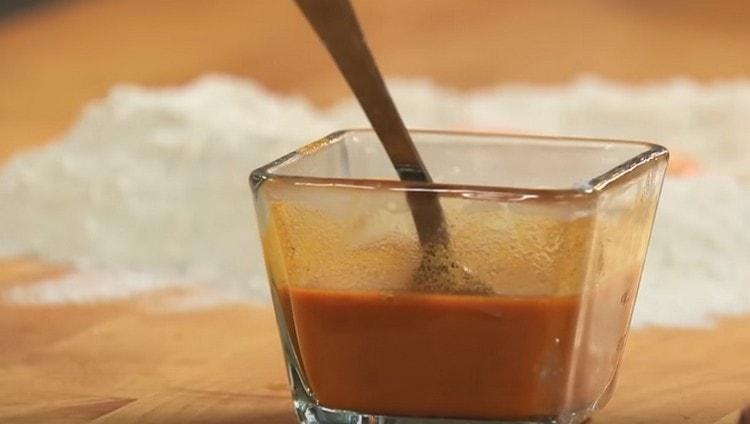 Separately, pour turmeric with boiling water, mix.