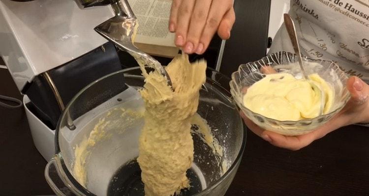 Introduce the butter into the dough.