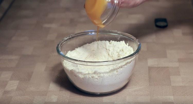 Add the egg to the flour mass.
