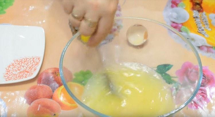 Mix the liquid ingredients.