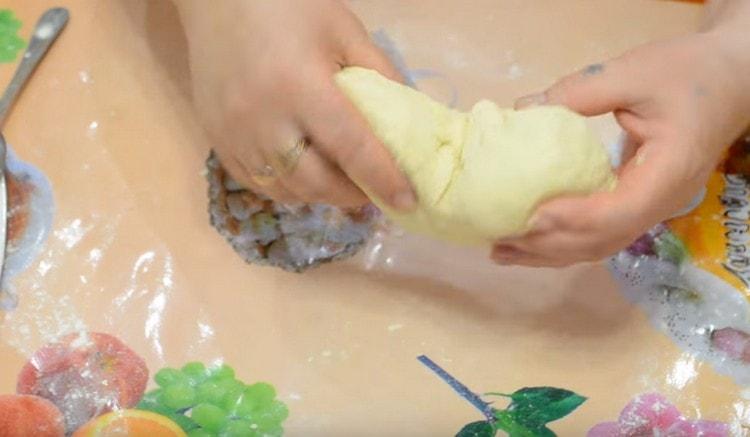 Next, introduce the flour and knead the dough.