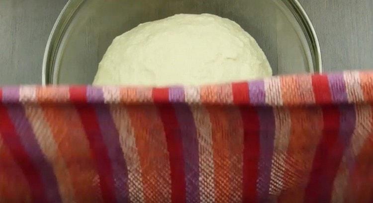 About an hour and a half we leave the dough in a warm place.