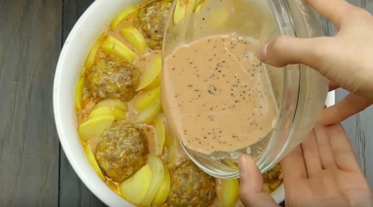 The resulting pour fill meatballs with potatoes.