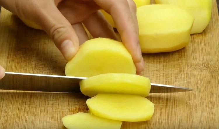 Cut the potatoes into thin slices.