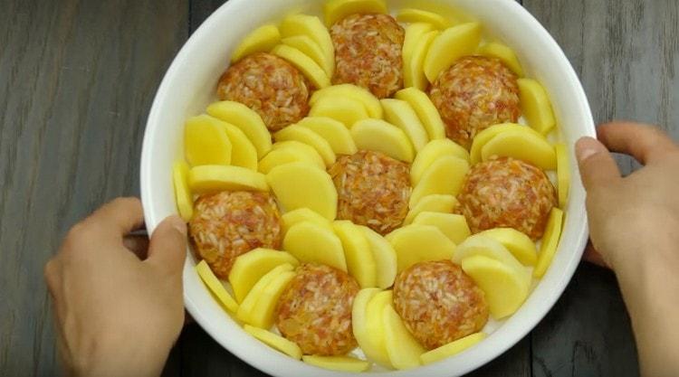 Put the potatoes in the form between the meatballs.