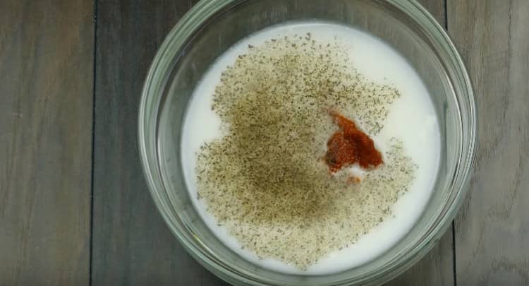 We prepare a sauce of milk, tomato paste, spices.