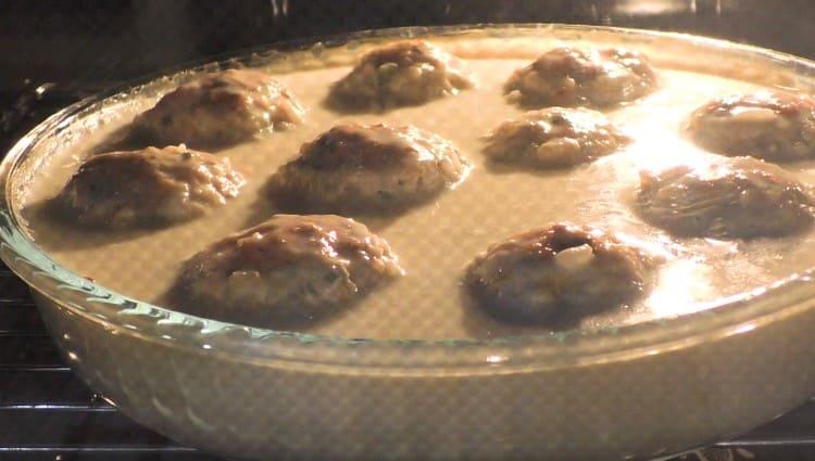 For another 15 minutes we put the form with meatballs in the oven.