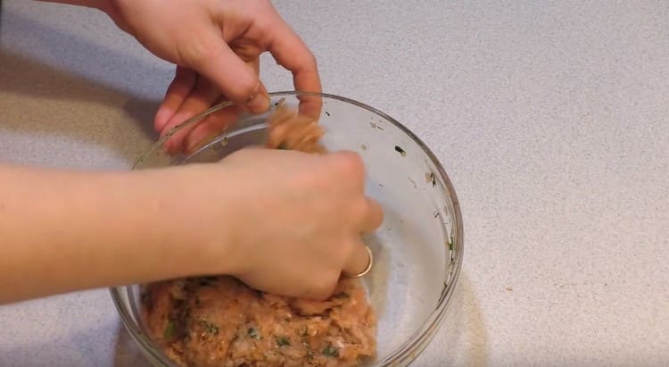 Mix and beat the minced meat.