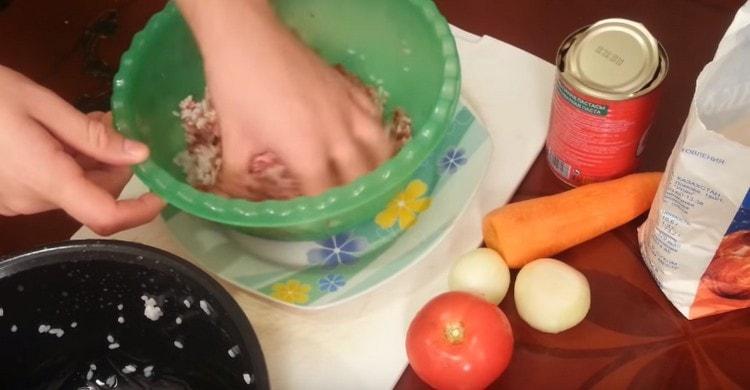 Mix the minced meat well.