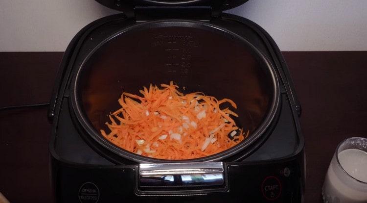 Spread half the onions and carrots in the multicooker bowl.