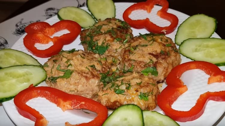 Meatballs cooked in a slow cooker with gravy can be served both as an independent dish, and in addition to vegetables or a side dish.