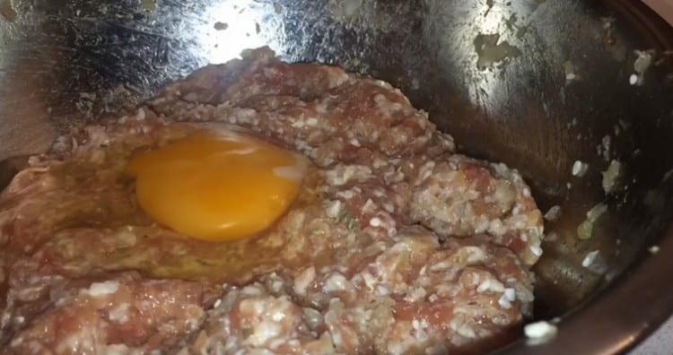 beat the egg to the minced meat and mix everything thoroughly.