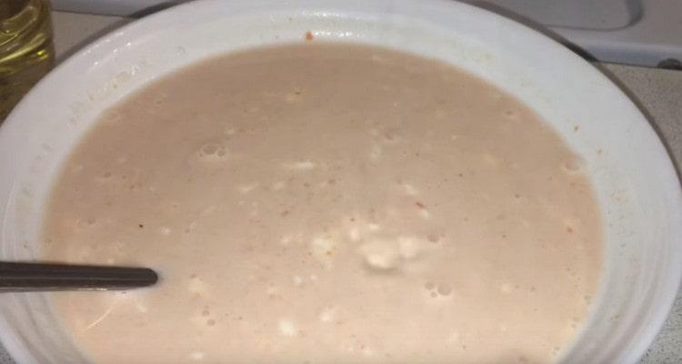 We prepare a sauce based on water, sour cream and tomato paste.