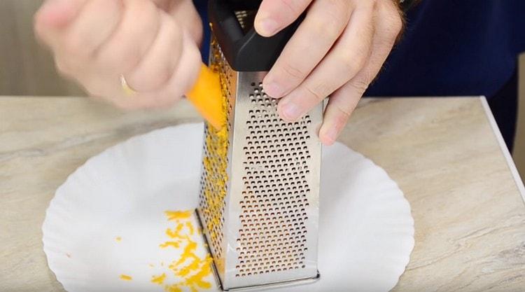 Rub the carrots on a fine grater.