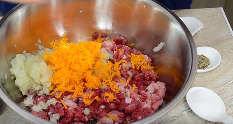 Add onions, carrots to the minced meat.