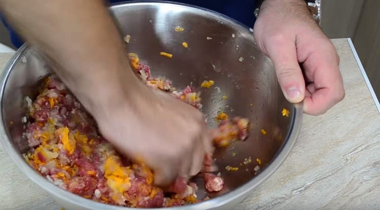 Stir the minced meat thoroughly.