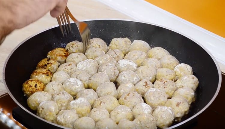 On both sides, fry meatballs in a pan.