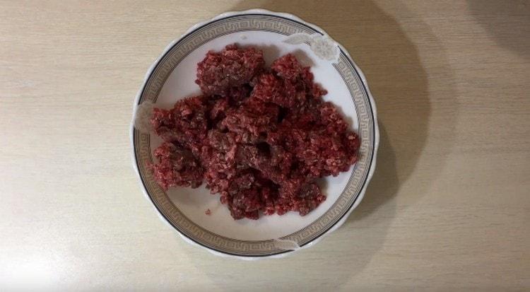 Put the minced meat in a bowl.
