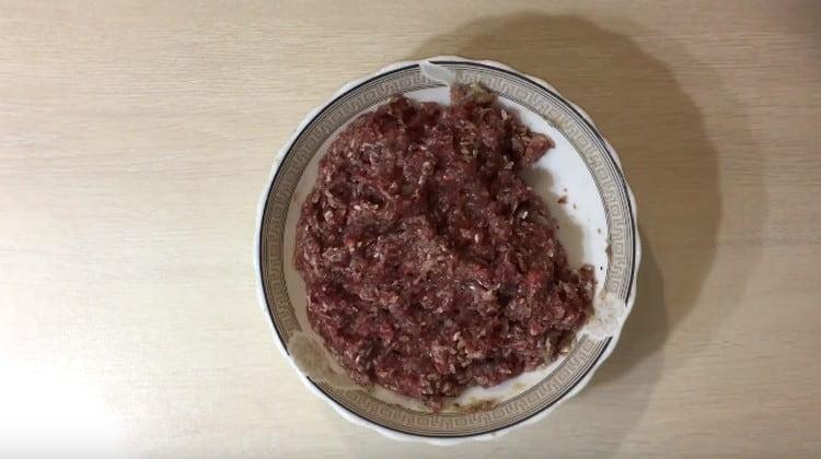 Knead the minced meat well.
