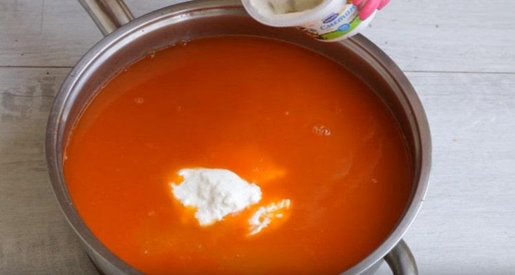 Add sour cream to the sauce, mix.