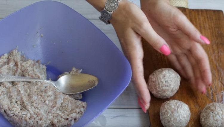 We form meatballs from minced meat.