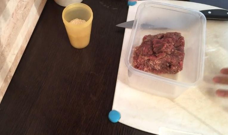 Stuffing minced with chopped onions.