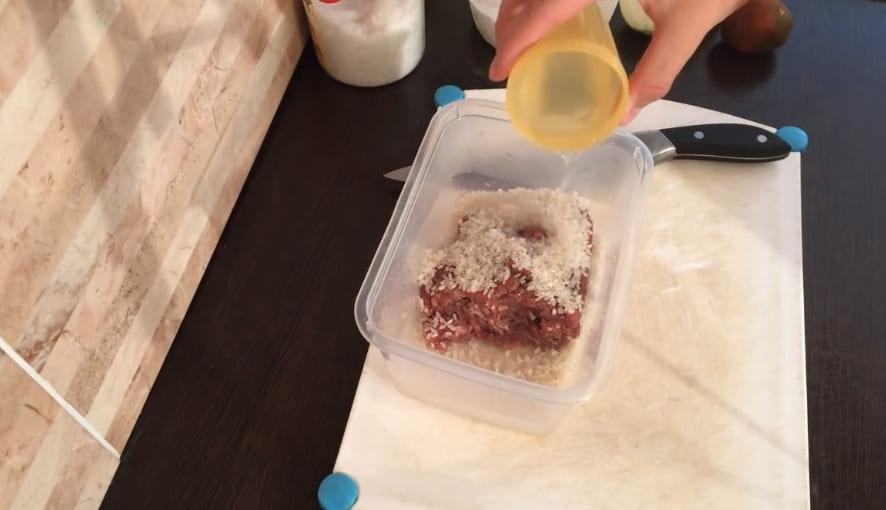 Add rice, salt, water to the minced meat.