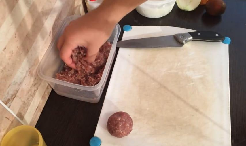 We form round meatballs.