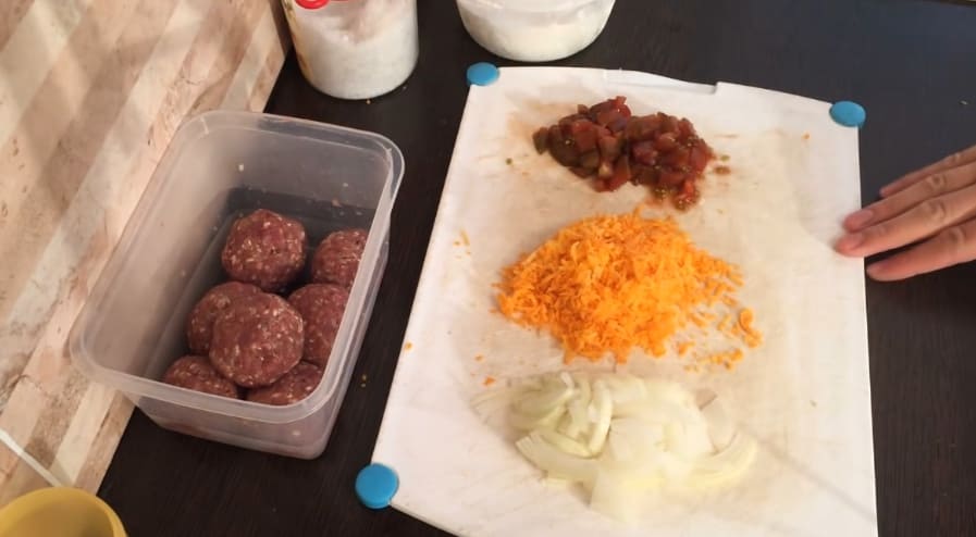 Grind onions, carrots and tomatoes.