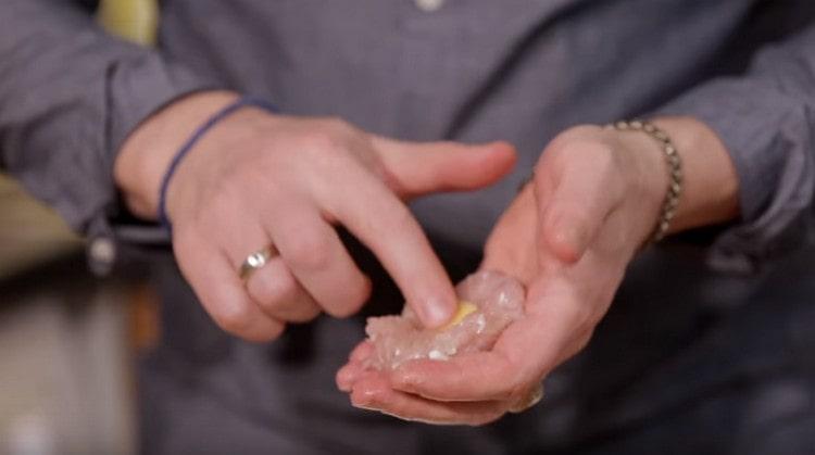 We form meatballs, put in each piece of cheese.