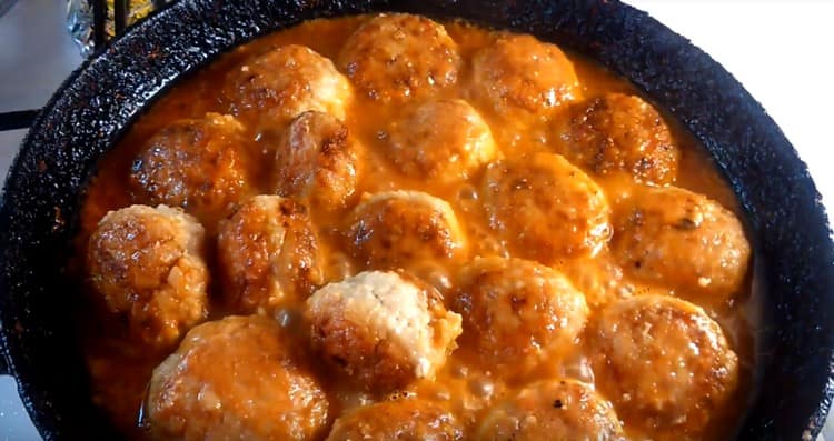 These meatballs, as in kindergarten, perfectly complement any side dish.