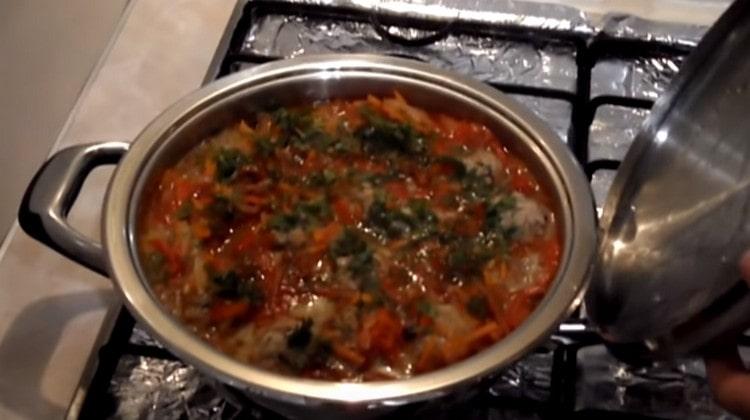 The meatballs in the pan are ready.