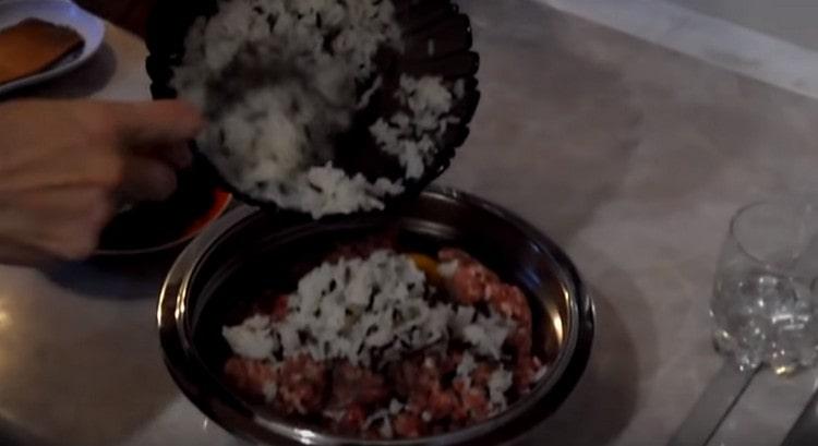 Mix rice with minced meat, egg.