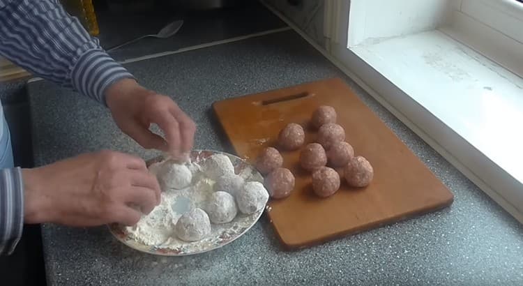 Bread meatballs in flour.