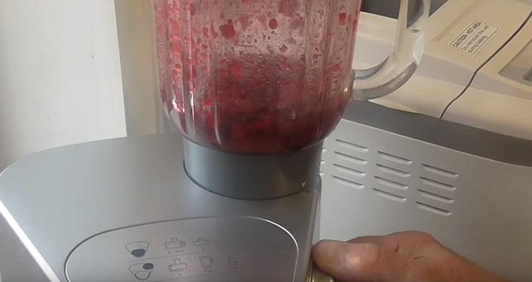 Then we interrupt the cherry mass until smooth.